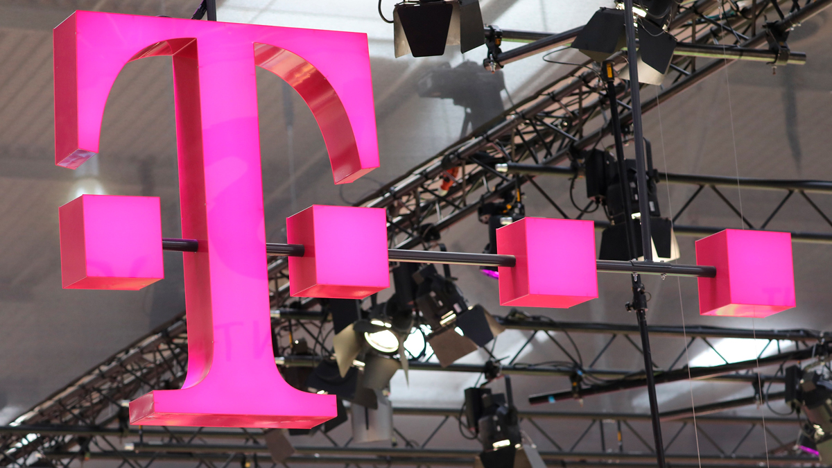 T-Mobile agrees to pay customers $350 million in settlement over data breach