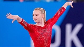 Jade Carey compete on floor exercise