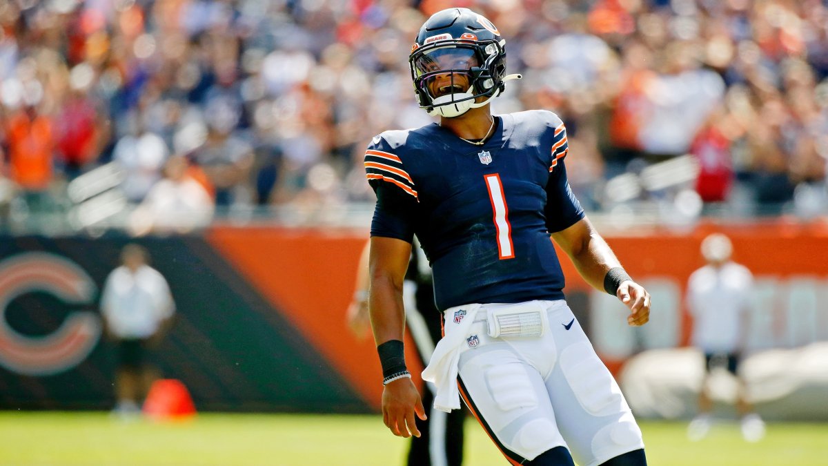 Bears’ Justin Fields Pushing Andy Dalton for More First-Team Reps – NBC