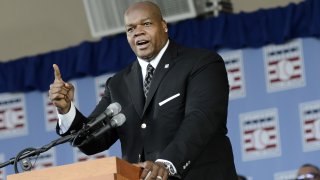 Frank Thomas heads group that buys Field of Dreams site