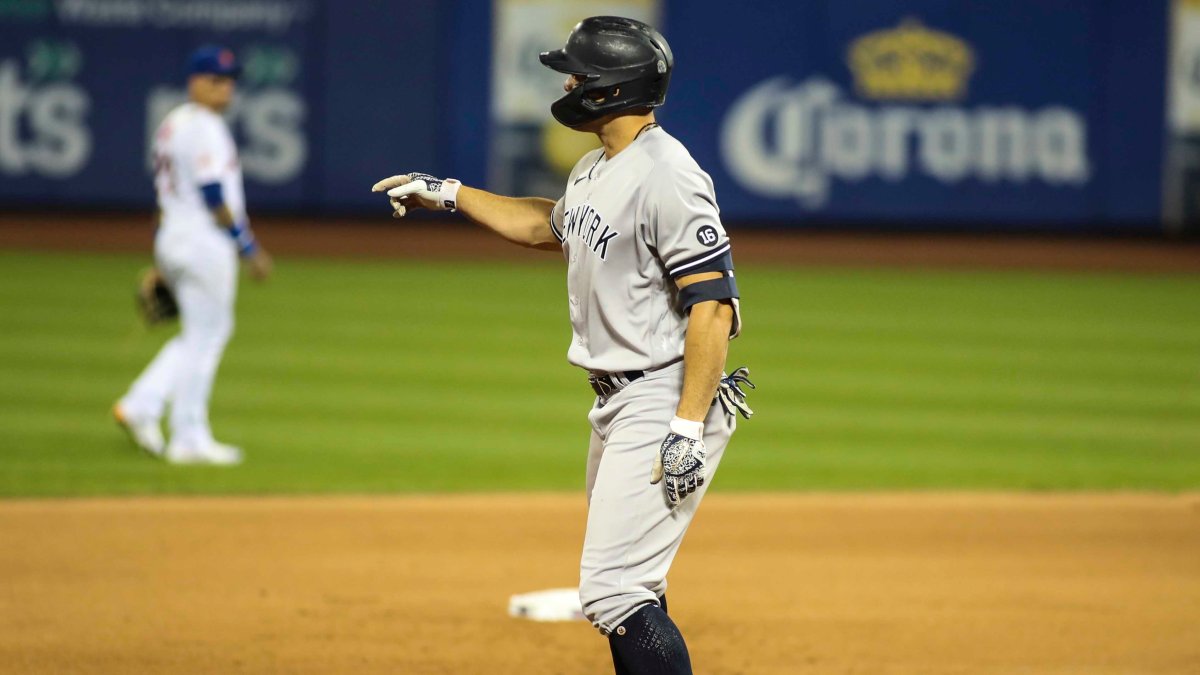 Brett Gardner hits Lindor and Baez with thumbs down (Video)