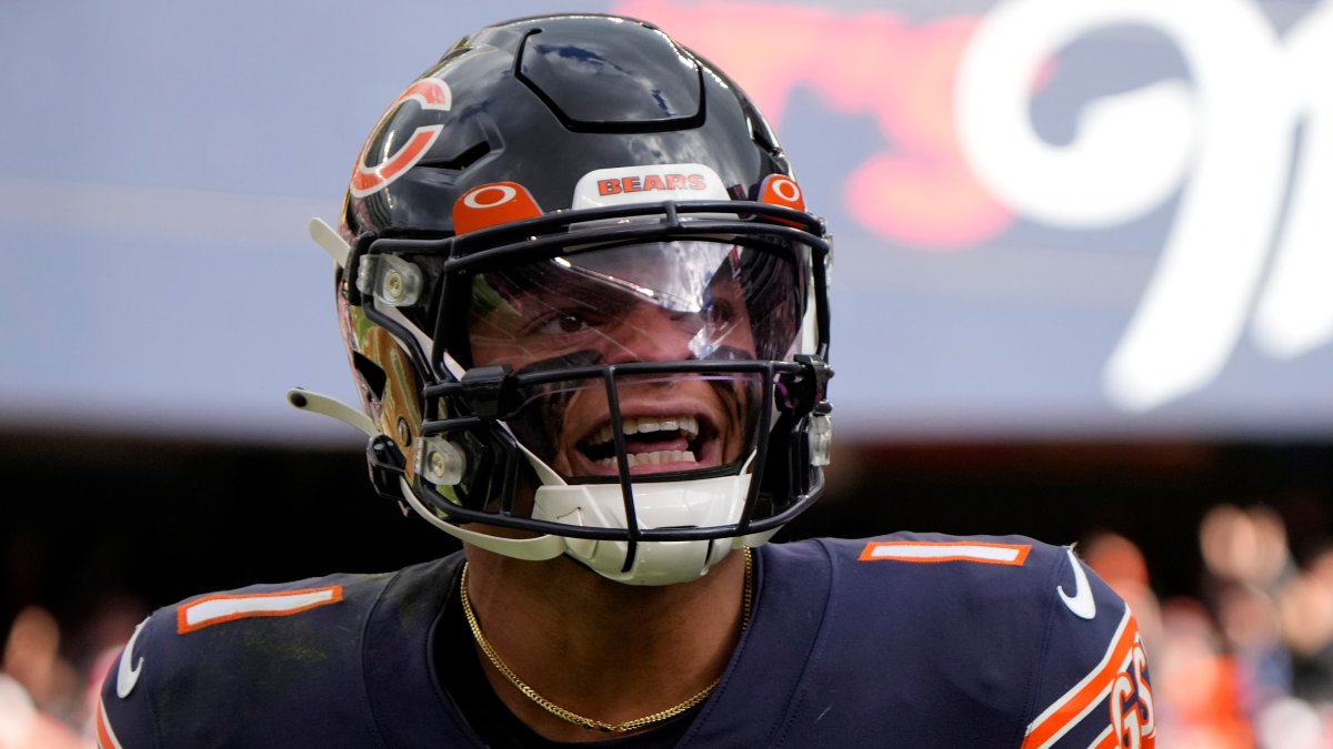 Bears’ Justin Fields Swaps Jerseys With DeMar DeRozan, Zach LaVine ...