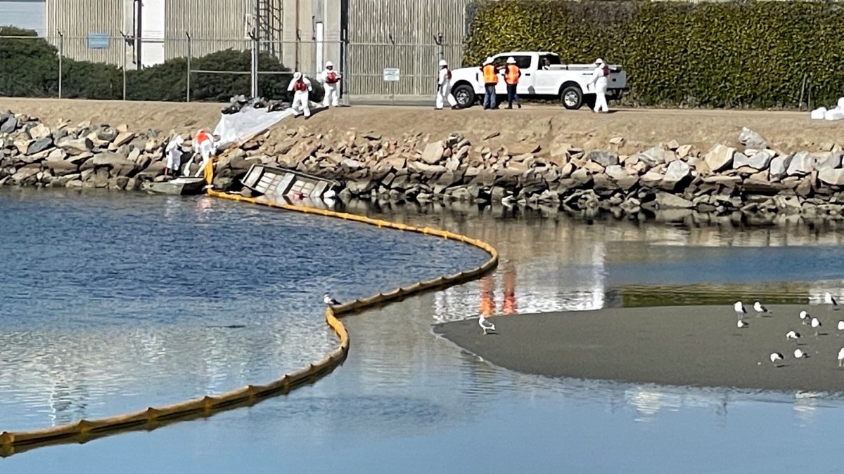 Crews Try to Limit Oil Spill Damage – NBC Chicago - Vimarsana News