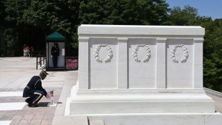 tomb of the unknown soldier arlington