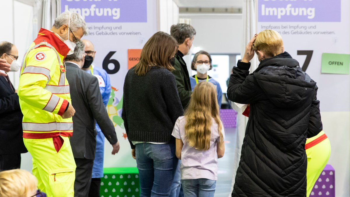 Austrian Unvaccinated Lockdown Starts Amid COVID Resurgence – NBC Chicago