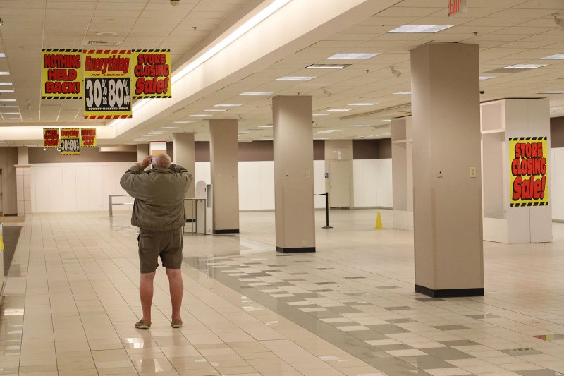 Gordon Beuが11月11日(木)、Woodfield Mallでシアーズの内部で写真を撮る。 11、2021、それは永久にシャウムブルク、イリノイ州で今週末を閉じる前に。 顧客の利便性のマネージャーとして25年間この店で働いていたBeuは、彼が四半世紀を過ごした店を最後に見て取得する必要がありました。 (ステイシー-ウェスコット/シカゴ-トリビューン/トリビューン-ニュース-サービスvia Getty Images)