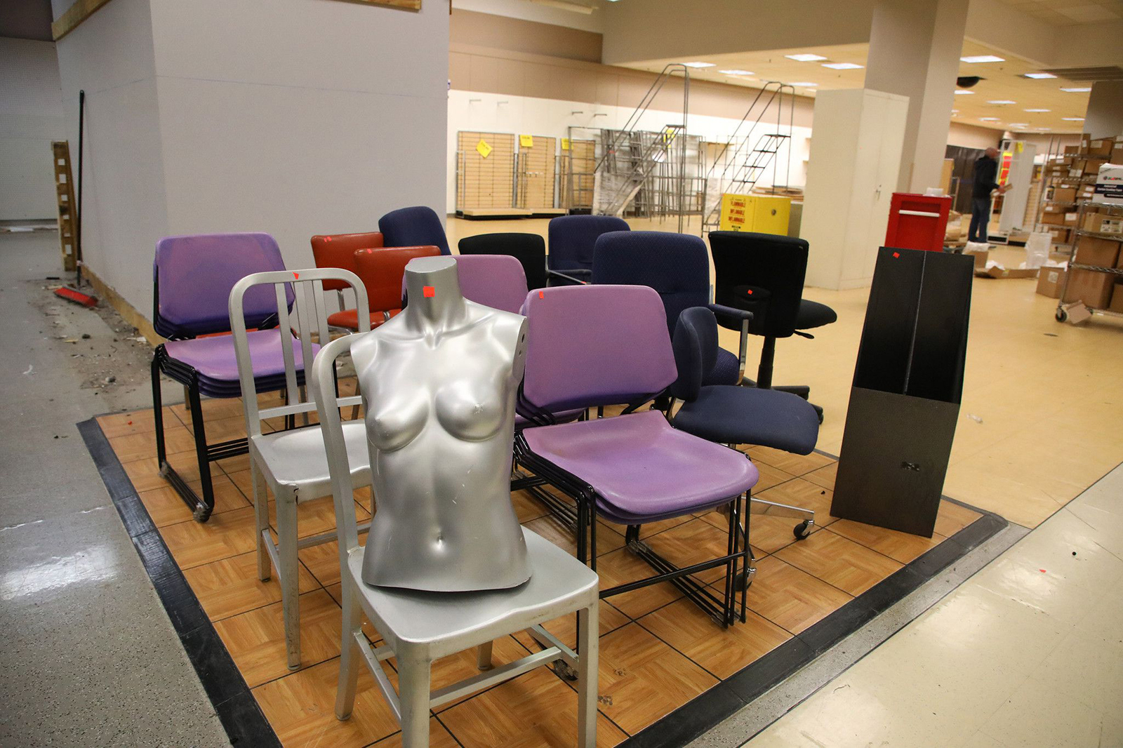 en del af en model kan ses på en stol inde i den snart lukkede Sears-butik i Træfield Mall, torsdag, Nov. 11, 2021, i Schaumburg, Illinois. (Stacey Tribune/Tribune nyhedstjeneste via Getty Images)