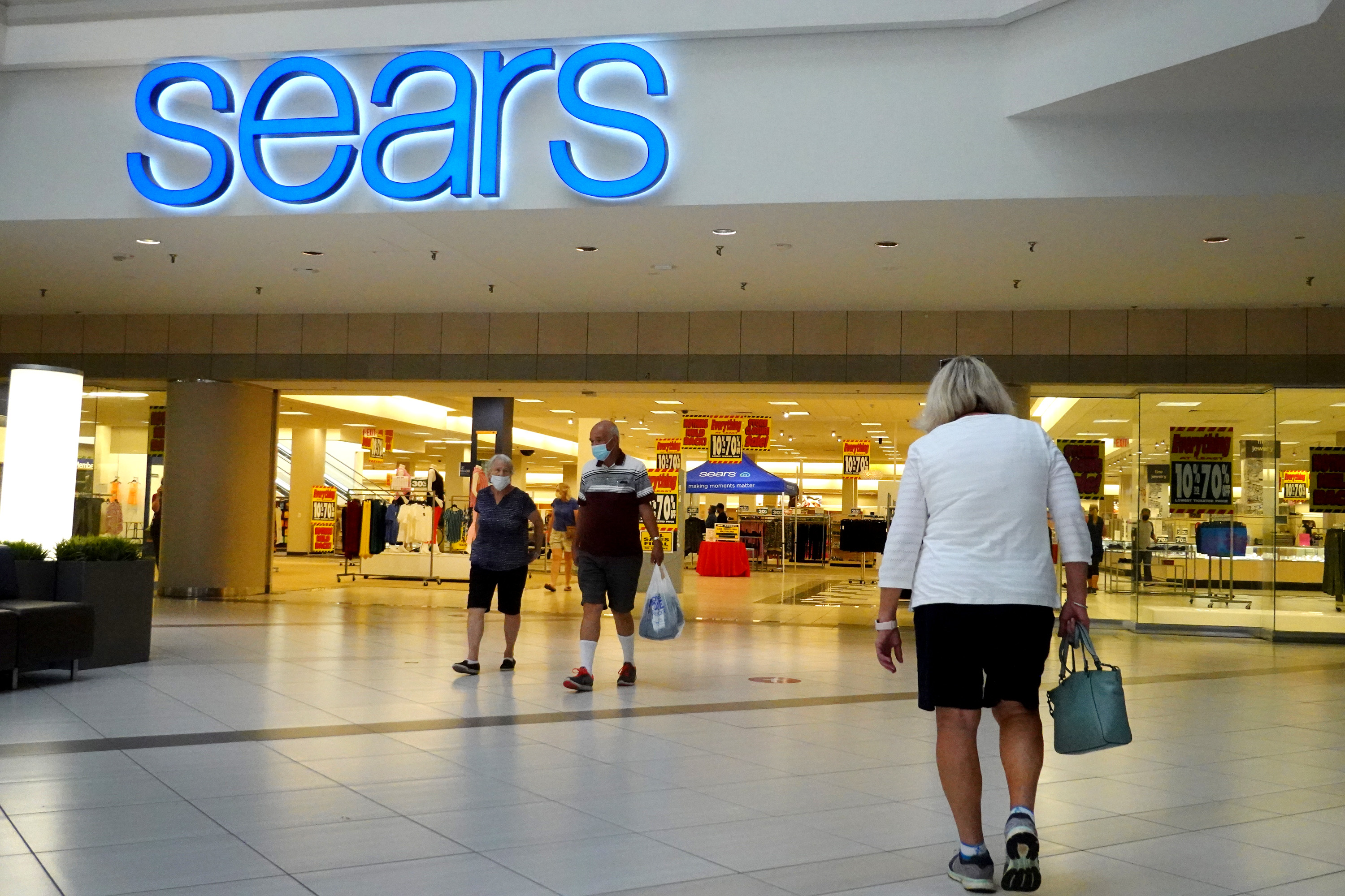 SCHAUMBURG, ILLINOIS-17. syyskuuta: asiakkaat tekevät ostoksia Searsin myymälässä Woodfield Mall-ostoskeskuksessa 17.syyskuuta 2021 Schaumburgissa, Illinoisissa. Marraskuussa ovensa sulkeva myymälä on viimeinen jäljellä oleva Searsin myymälä Illinoisissa. Sears, joka oli aikoinaan Yhdysvaltain suurin vähittäiskauppias, perustettiin ja sen pääkonttori sijaitsee Illinoisissa. (Kuva: Scott Olson / Getty Images)