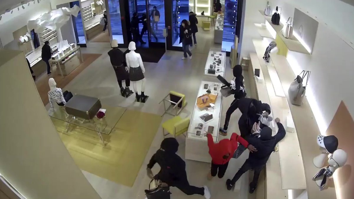 $120,000 of Louis Vuitton merchandise stolen from Chicago store