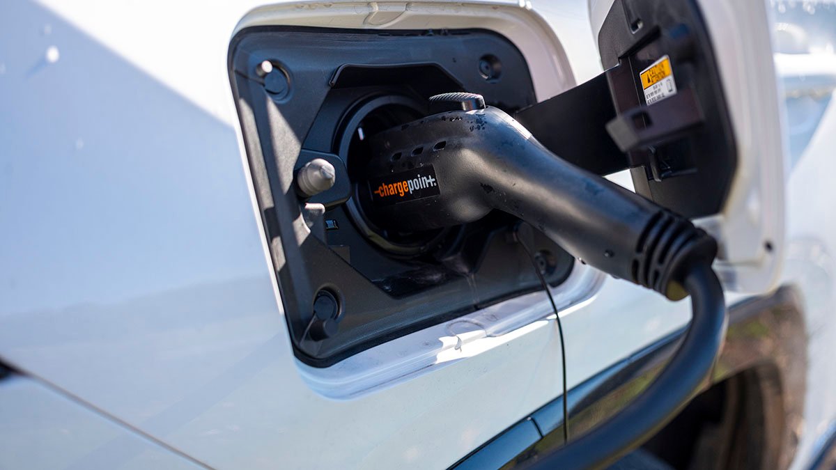 Frigid temps can cut electric vehicle range, make charging tough. Here's what to know - Vimarsana News