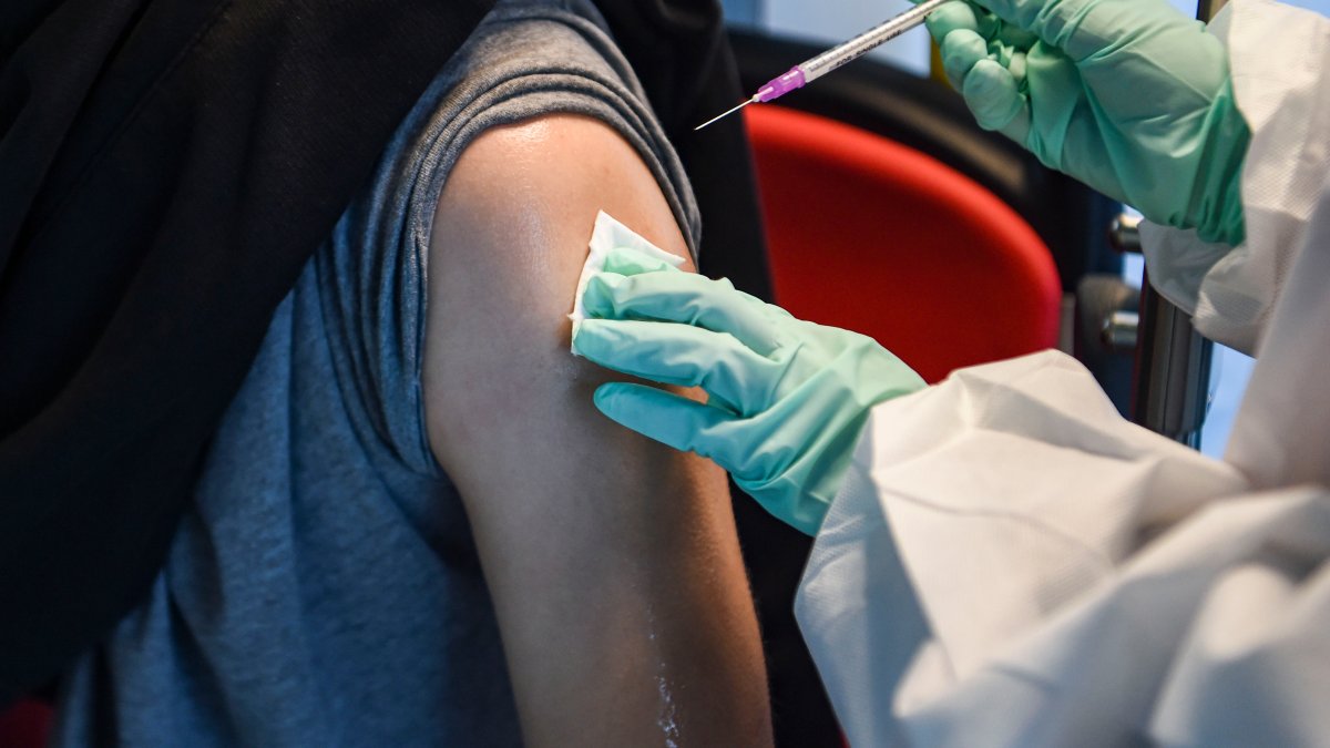 Geschwollene Lymphknoten nach einer COVID-Booster-Injektion? Das sagen Experten: NBC Chicago Geschwollene Lymphknoten nach einer COVID-Booster-Injektion? Das sagen Experten: NBC Chicago