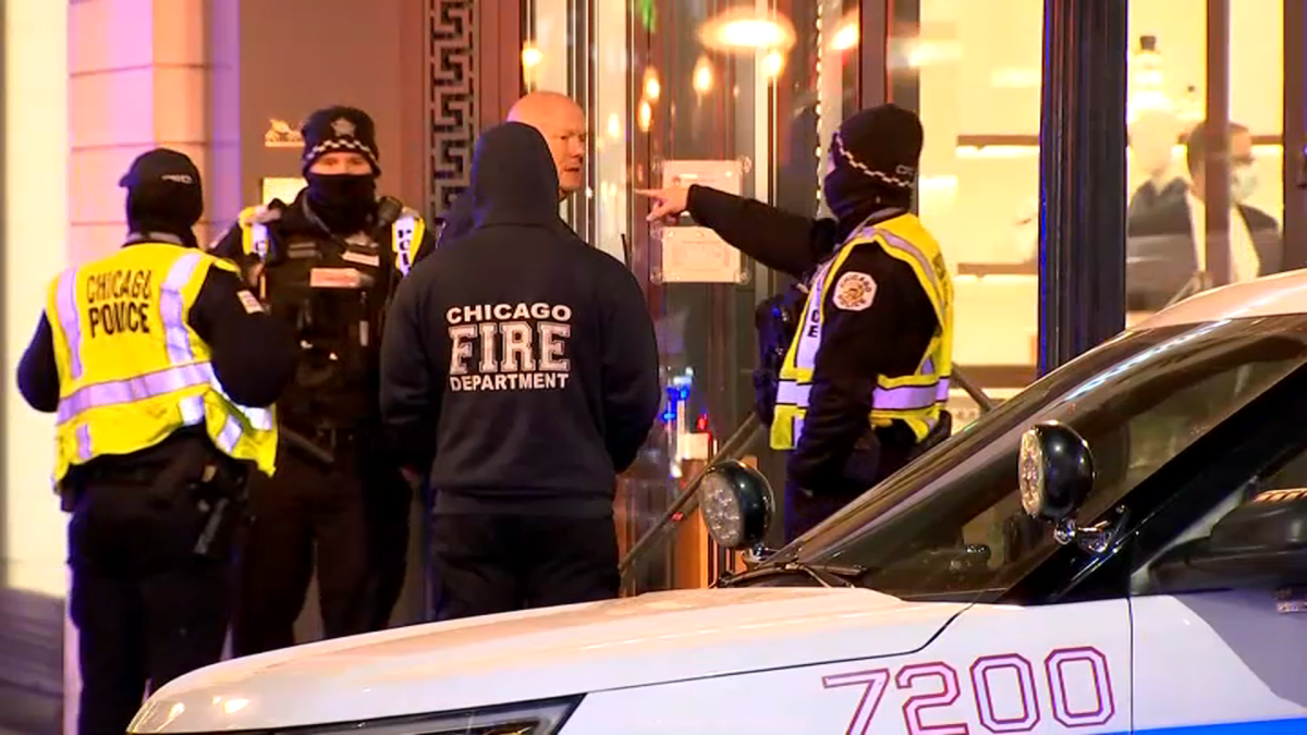 ABC 7 Chicago - TONIGHT AT 10: A security guard shoots an alleged robber in  a crowded Oak Brook mall. Police say three men entered the CD Peacock Jewelry  store in Oakbrook