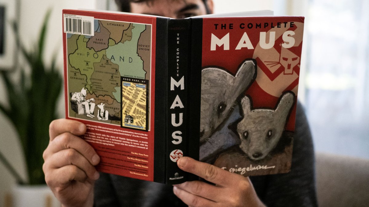 'Maus' Is an Amazon Bestseller After Tennessee School Ban – Author Art Spiegelman Compares Board to Putin – NBC Chicago - Vimarsana News