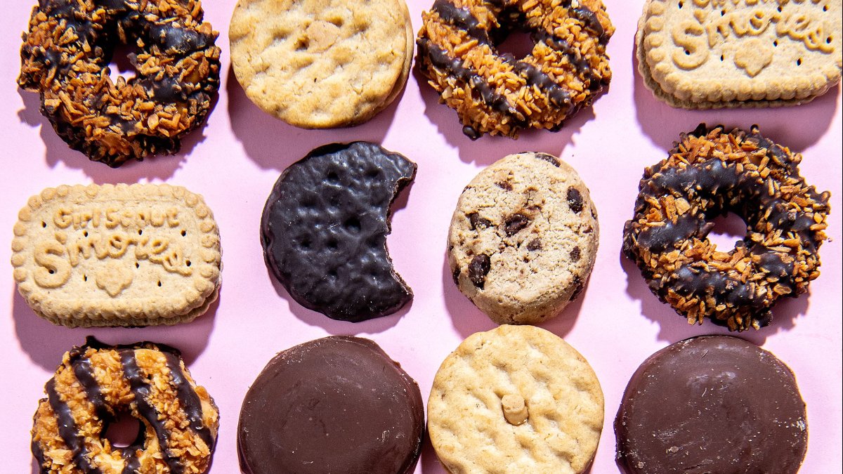 Girl Scout sells her 100,000th box of cookies in Chicago