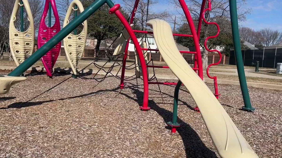 芝加哥郊区学校的游乐场设备上发现刻有纳粹十字架的痕迹