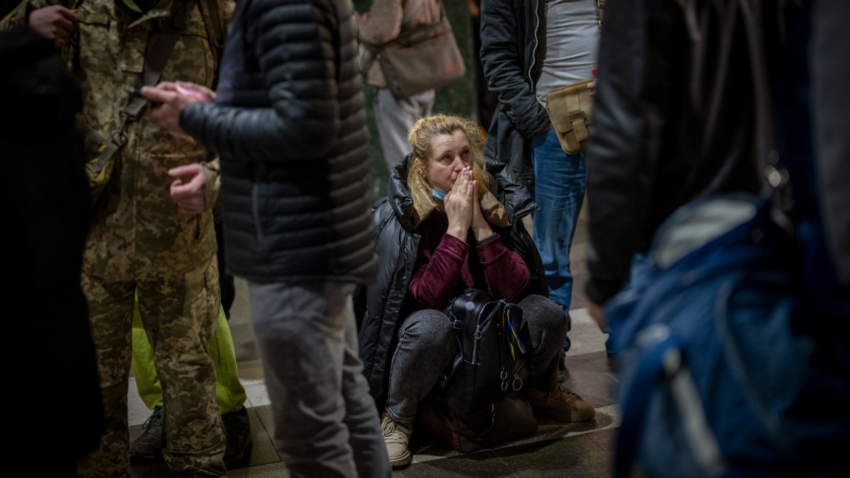 'I Don't Want to Die': Ukrainians Fear as Invasion Closes in – NBC Chicago - Vimarsana News