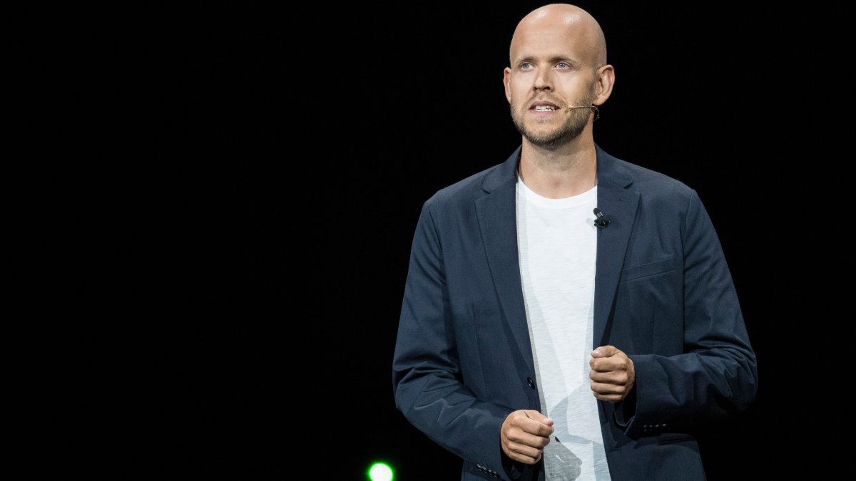 Spotify CEO Apologizes but Backs Rogan After racial Slur Episodes Removed – NBC Chicago - Vimarsana News