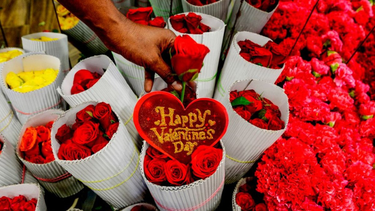 Valentines Day deals and freebies across Chicago: From flower delivery to restaurants