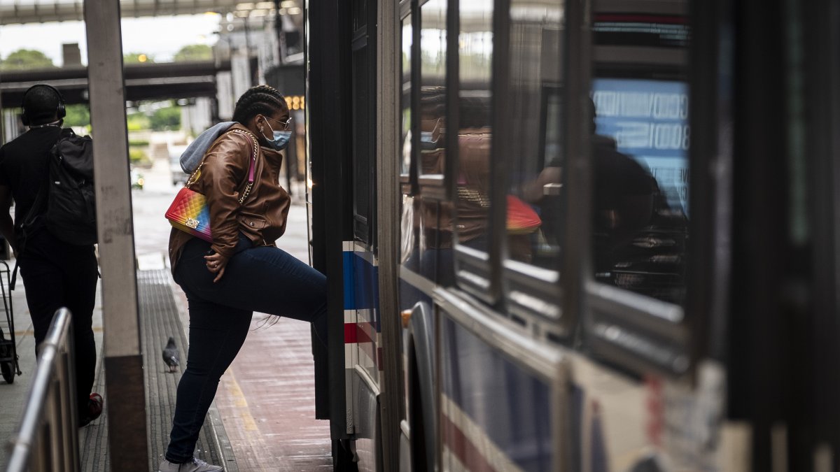 Metra, CTA Remind Riders of Mask Policies Despite Mandates Lifting – NBC Chicago - Vimarsana News