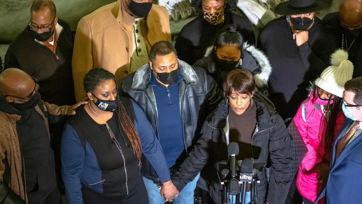 Parents Say Amir Locke Was 'Executed'; Minn. Mayor Halts No-Knock Entries – NBC Chicago - Vimarsana News