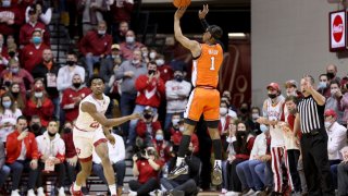 BLOOMINGTON, INDIANA – FEBRUARY 05: Trent Frazier #1 of the Illinois Fighting Illini shoots the ball against the Indiana Hoosiers at Simon Skjodt Assembly Hall on February 05, 2022 in Bloomington, Indiana. (Photo by Andy Lyons/Getty Images)