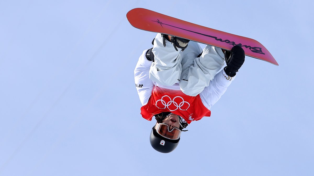 teer Groene achtergrond glans Watch: Snowboarder Ayumu Hirano Lands First Triple Cork in Olympic History  – NBC Chicago