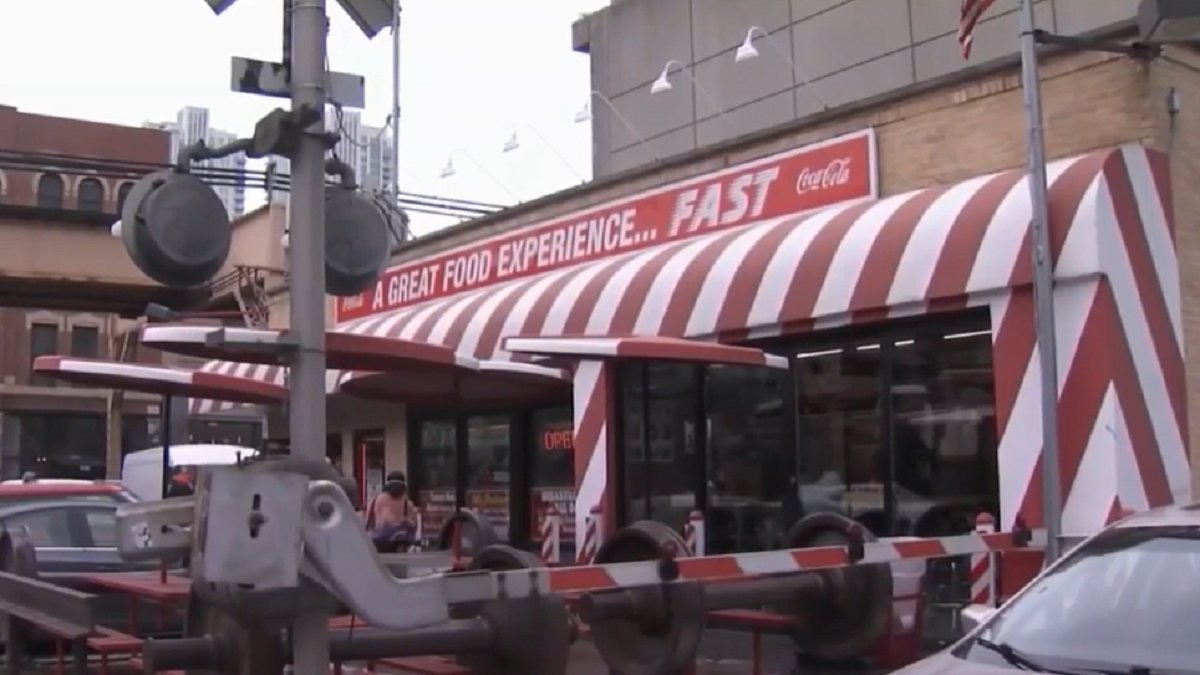 Fast Track, West Loop Hot Dog 'Institution,' Closes Permanently – NBC Chicago - Vimarsana News