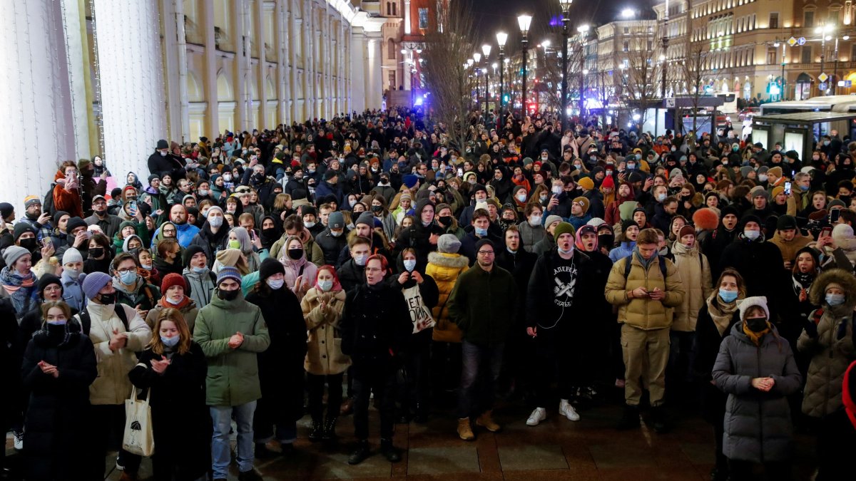 Why Russian People Need Tech Companies to Stay, Not Withdraw: It's Terrifying 'How Dark That Place Could Become' – NBC Chicago - Vimarsana News