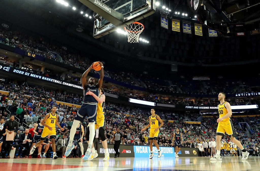 No. 12 Richmond's Experience Too Much in 67-63 Win Over Iowa - Vimarsana News