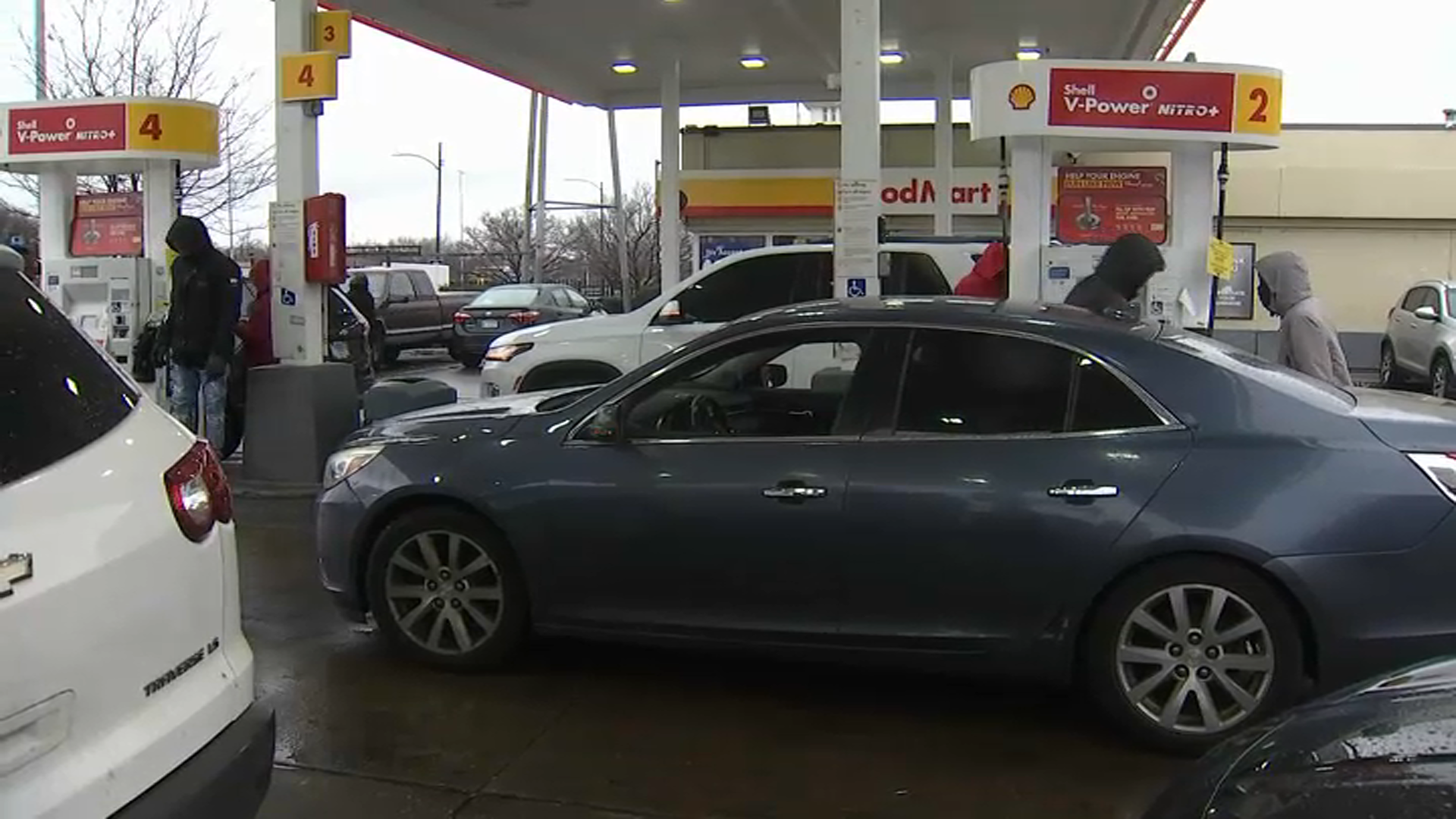 Chicago businessman Willie Wilson gives thousands of drivers free gas