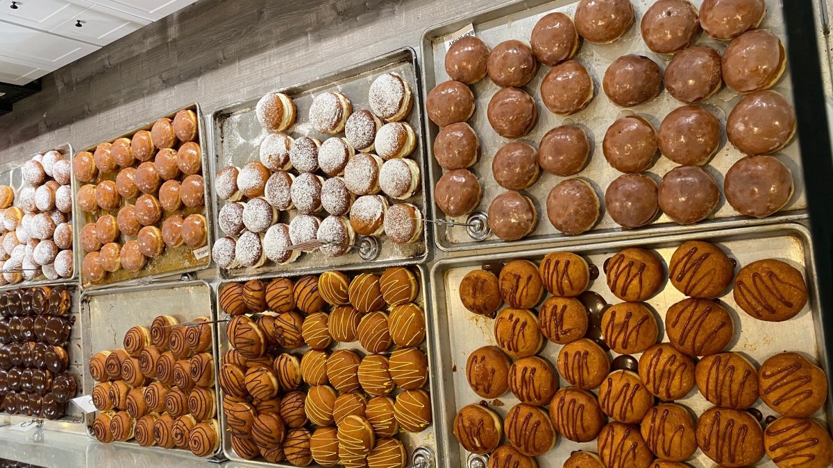 芝加哥有30家面包房和杂货店，在肥胖星期二为波兰甜饼日提供美味的波兰甜点