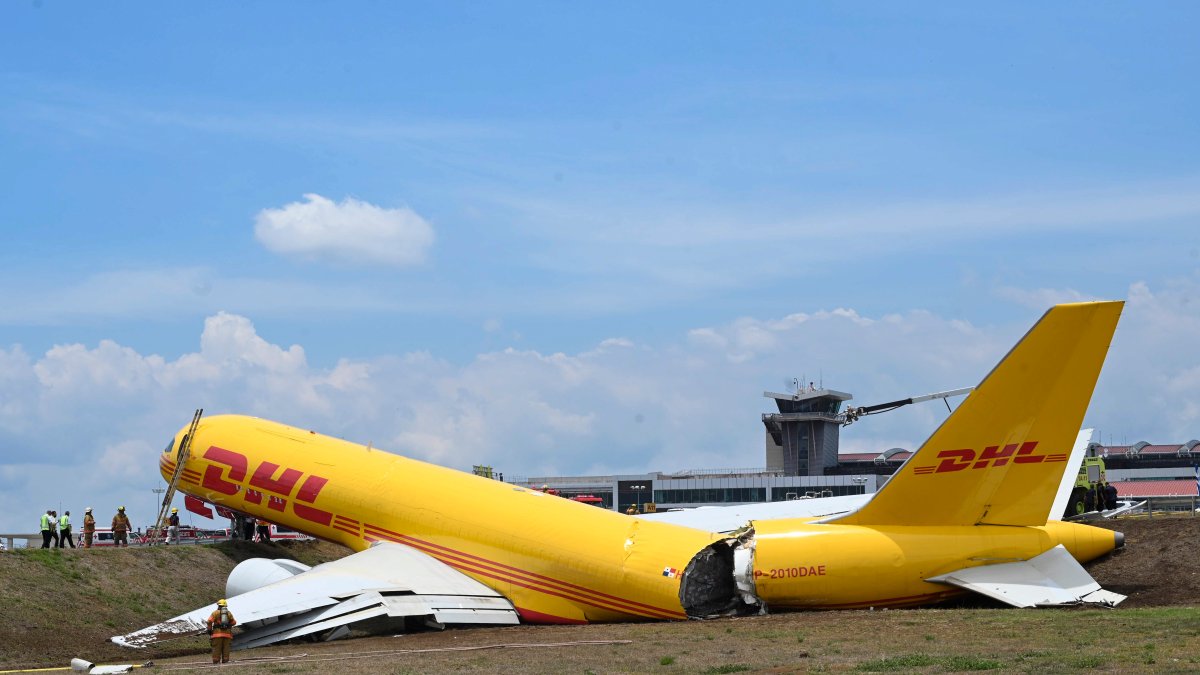 Cargo Jet Skids Off Runway, Splits In Half In Coast Rica – NBC Chicago - Vimarsana News