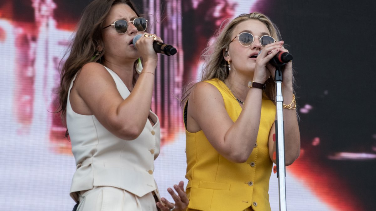 Aly & AJ 'Distraught' After Tour Bus 'Caught in Crossfire' of Sacramento Shooting – NBC Chicago - Vimarsana News