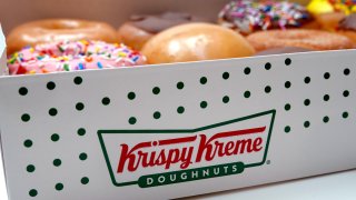 Krispy Kreme: una docena de donas al precio del galón de gasolina