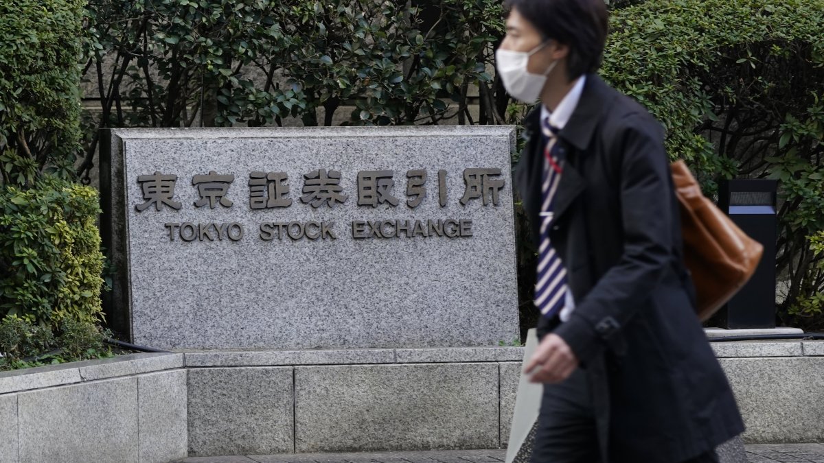 Asia Stock Markets Sell Off; Hong Kong's Hang Seng Down 3% and Tencent Shares Plunge 8% - Vimarsana News