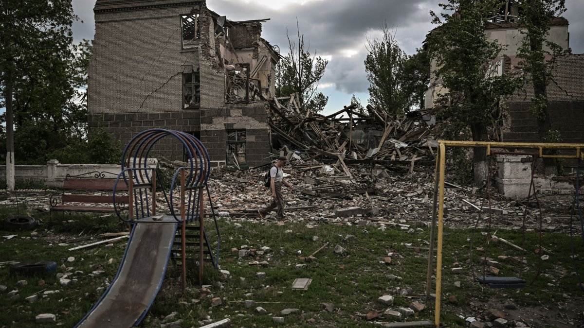 Zelenskyy Says Conditions in Donbas Are 'Indescribably Difficult'; Russian Forces Target Severodonetsk – NBC Chicago - Vimarsana News