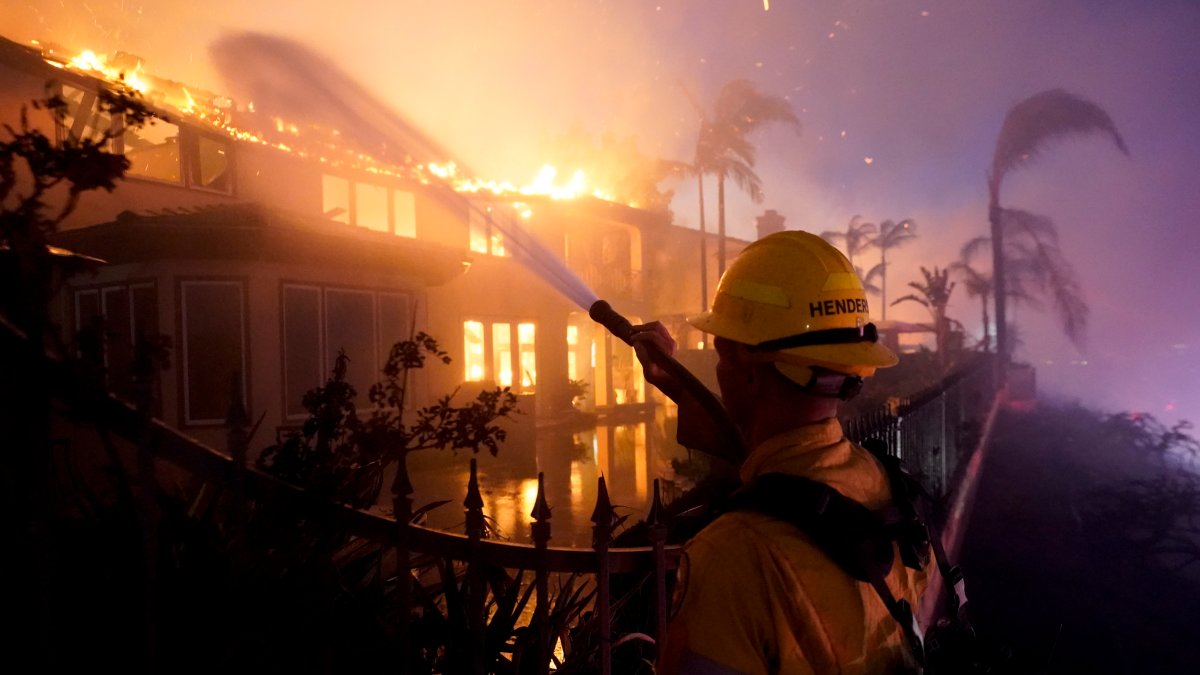 California Fire Destroys Mansions; New Mexico Wildfire Grows - Vimarsana News