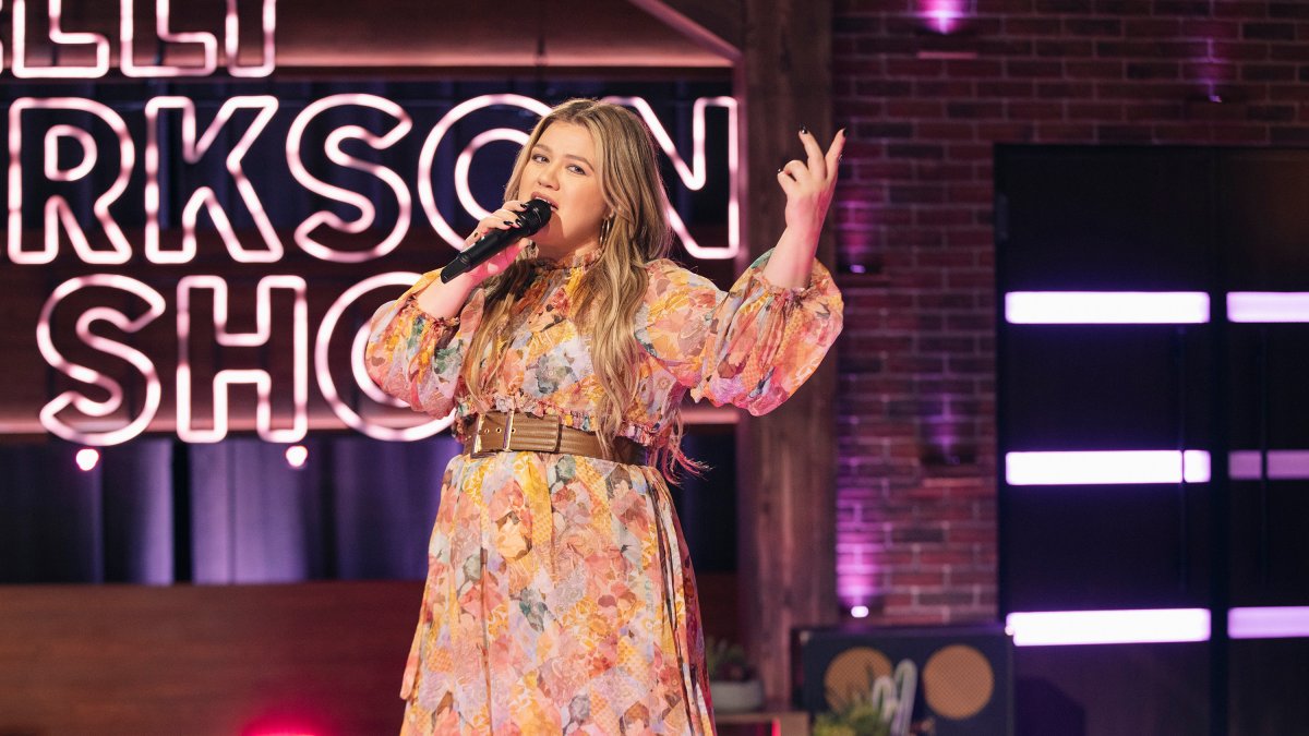 Kelly Clarkson Will Release an Album of 'Kellyoke' Covers — Here Are the Songs – NBC Chicago - Vimarsana News