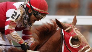 El jockey Sonny Leon reacciona después de montar a Rich Strike en el primer lugar durante la carrera número 148 del Derby de Kentucky en Churchill Downs el 7 de mayo de 2022 en Louisville, Kentucky.