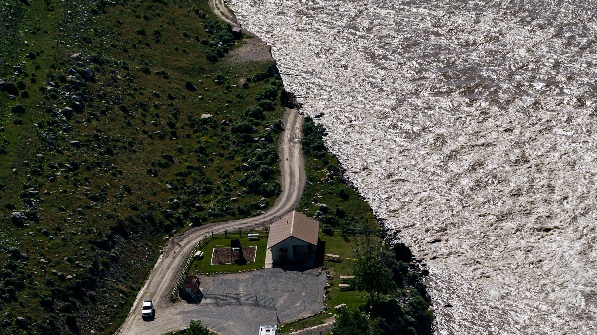 Yellowstone Flood Causes Gateway Towns to Become Dead Ends – NBC Chicago - Vimarsana News