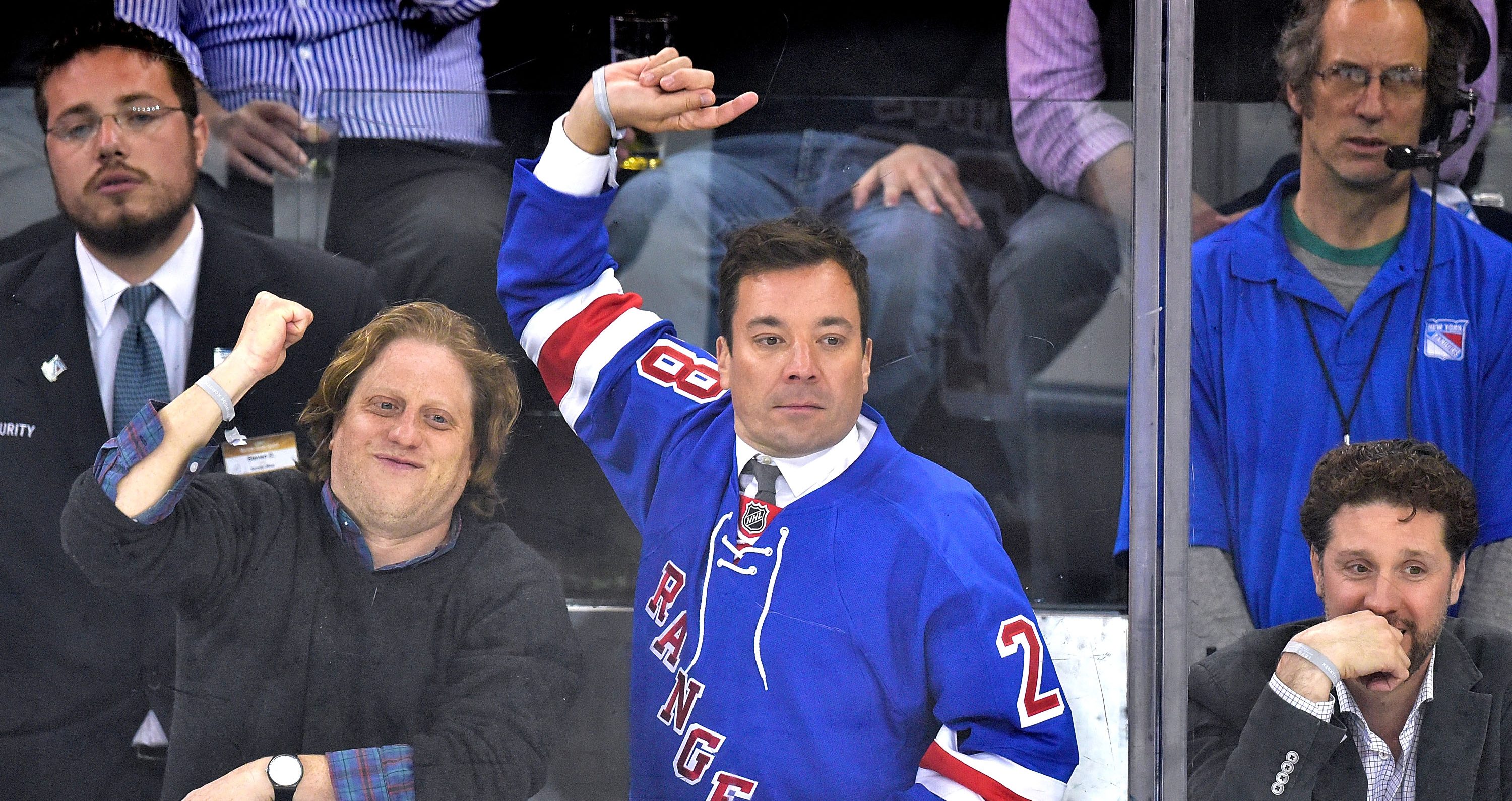 WATCH: Jimmy Fallon Hilariously Attempts to Down Beer at Rangers-Lightning – NBC New York
