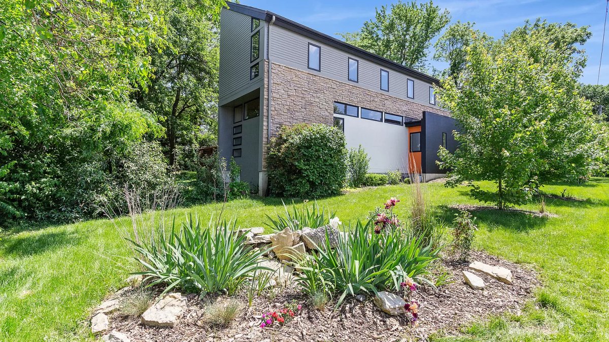 See It Skinny House for Sale in Suburban Chicago Looks Like It Has