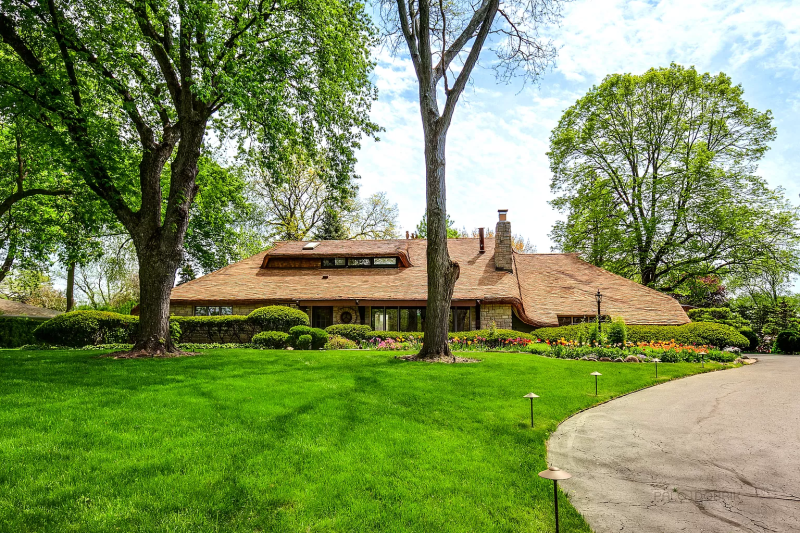 Photos: See Inside This ‘Fairytale' Home With Rare Roof For Sale in Chicago Suburb