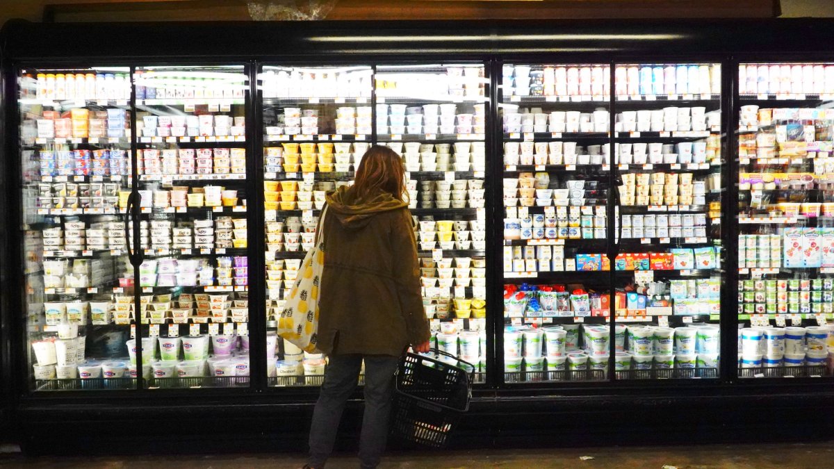 Inflation Poses a 'Clear and Present Danger,' Says Manchin: Economists Weigh in on How It Can Hurt and Help Consumers – NBC Chicago - Vimarsana News