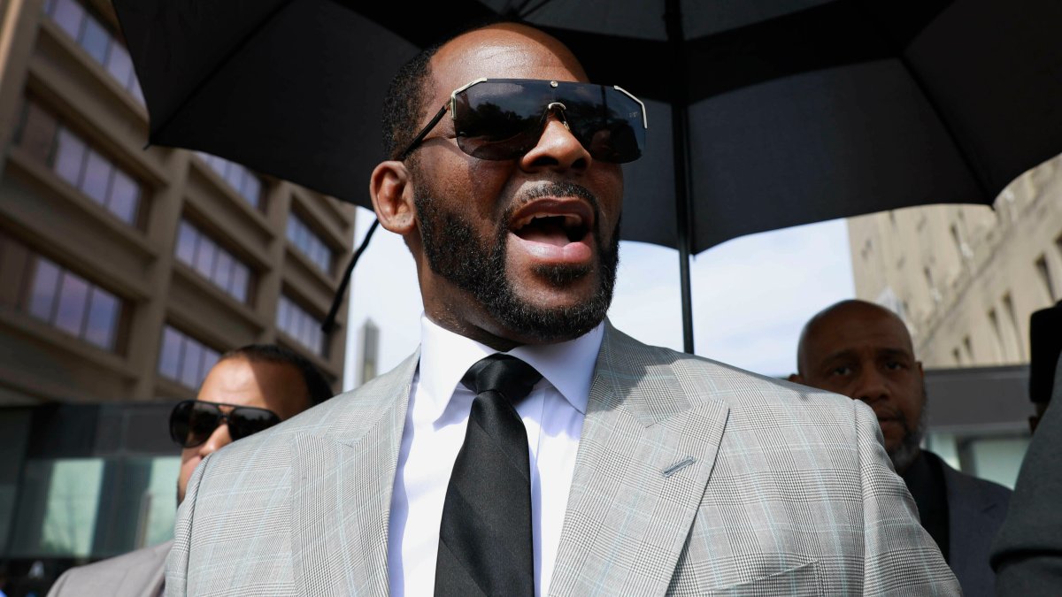 R Kelly Accuser to Give Key Testimony on Trial-Fixing Charge - NBC Chicago