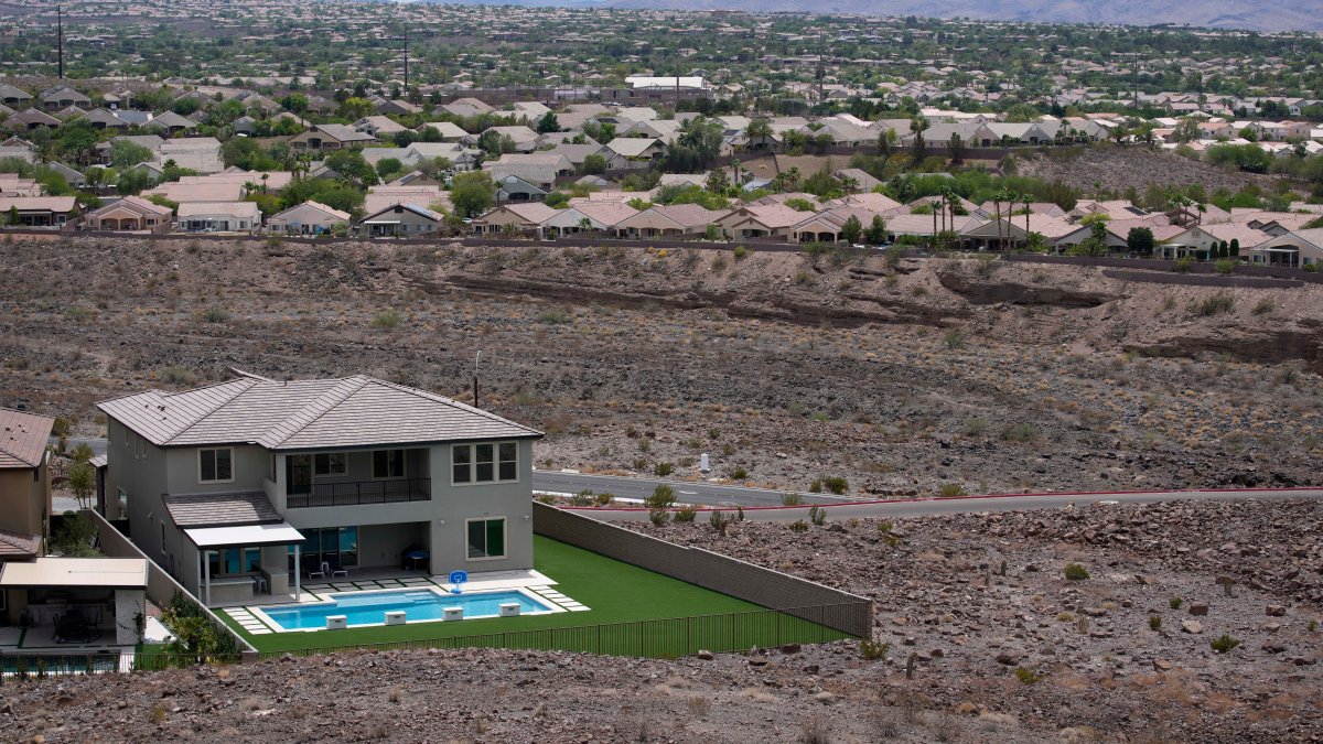 Drought Drives Las Vegas to Limit Size of Home Swimming Pools – NBC Chicago - Vimarsana News