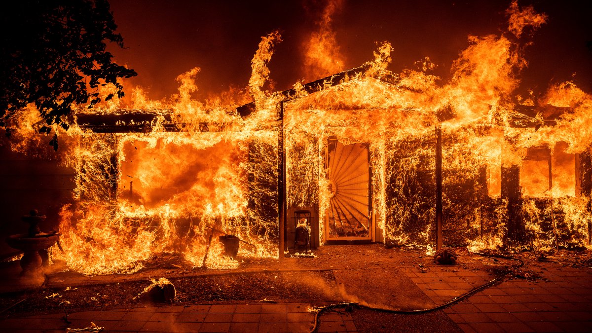 Evacuations Ordered as a Fast-Moving Wildfire Explodes Near Yosemite National Park – NBC Chicago - Vimarsana News