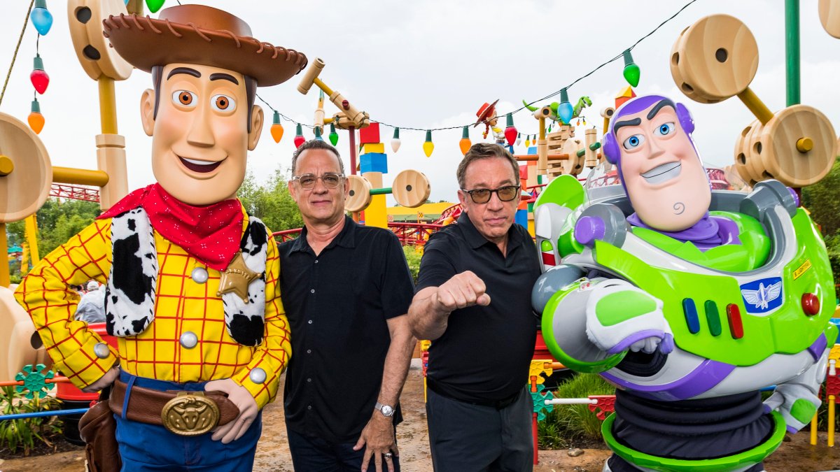 Tom Hanks Reacts to Tim Allen Not Being Cast in 'Lightyear' – NBC Chicago - Vimarsana News