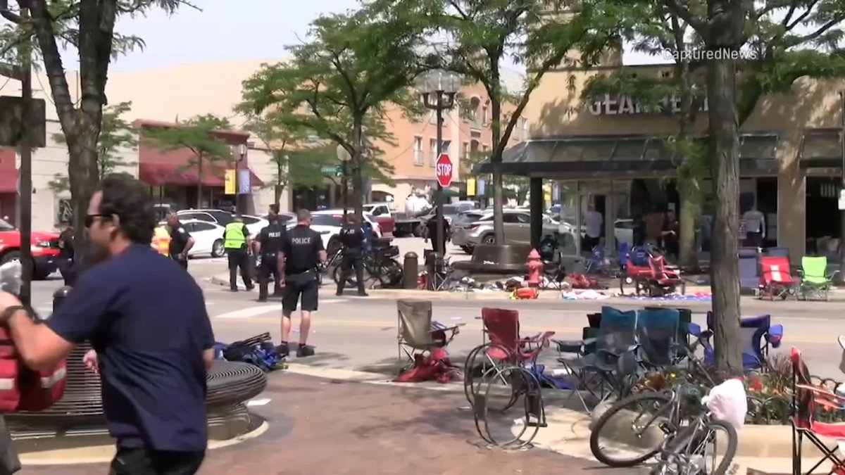 Here's the Description of the Missing Gunman in Highland Park Parade Mass Shooting - Vimarsana News