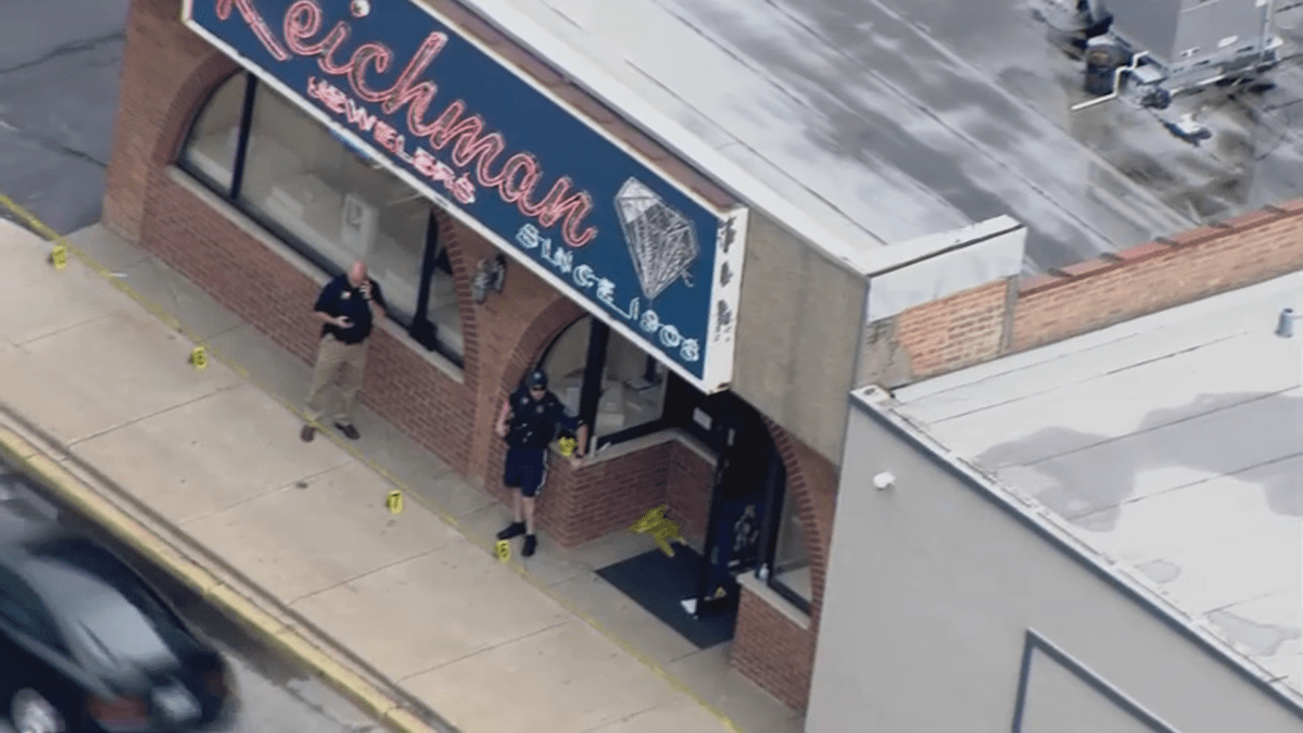 ABC 7 Chicago - TONIGHT AT 10: A security guard shoots an alleged robber in  a crowded Oak Brook mall. Police say three men entered the CD Peacock Jewelry  store in Oakbrook